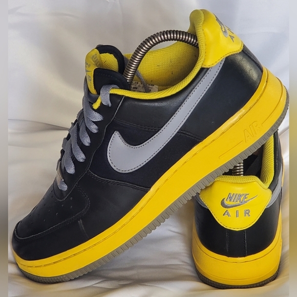 Nike Shoes - 𝅺*Women’s Air Force 1 Low top sneakers* sz. 8.5* very good used condition!